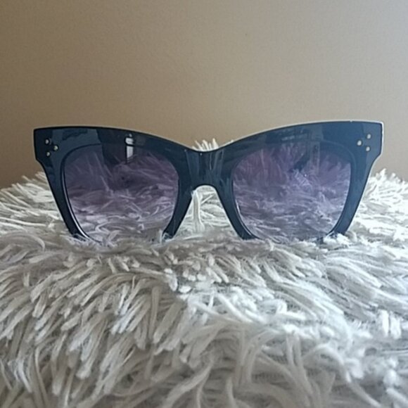 Black Oversized Sunglasses - Picture 4 of 6